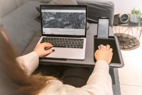 Podstawka do notebooka z podkładką pod mysz i stojakiem na smartfona Podstawka do notebooka z podkładką pod mysz i stojakiem na smartfona