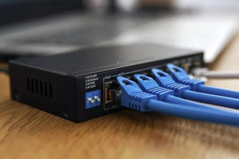 Przełącznik EUROS V2 6 portów POE SWITCH 4 porty 10-100MBPS POE + 2 porty UPLINK 802.3AF 60W Przełącznik EUROS V2 6 portów POE SWITCH 4 porty 10-100MBPS POE + 2 porty UPLINK 802.3AF 60W