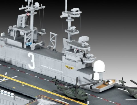 Model plastikowy US Navy Assault Carrier 1/700 Model plastikowy US Navy Assault Carrier 1/700