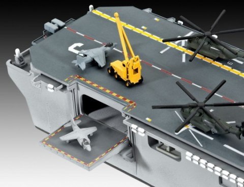 Model plastikowy US Navy Assault Carrier 1/700 Model plastikowy US Navy Assault Carrier 1/700