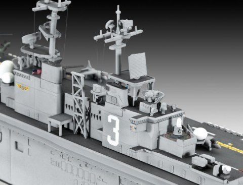 Model plastikowy US Navy Assault Carrier 1/700 Model plastikowy US Navy Assault Carrier 1/700