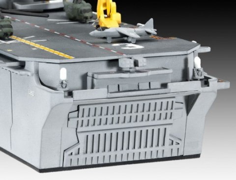 Model plastikowy US Navy Assault Carrier 1/700 Model plastikowy US Navy Assault Carrier 1/700