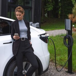 Słupek montażowy do stacji ładowania samochodów elektrycznych HabuDen Post