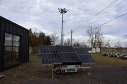 Przyczepa wieża do monitoringu PV3 z zabudową z systemem na fotowoltaikę