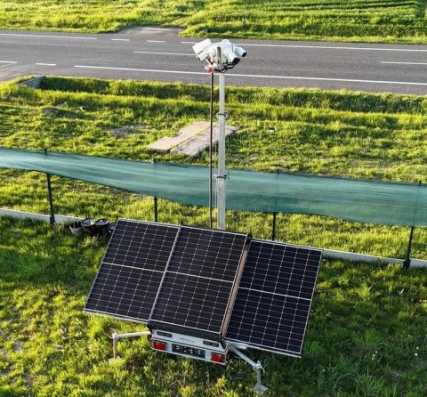 Przyczepa wieża do monitoringu PV3 z zabudową z systemem na fotowoltaikę